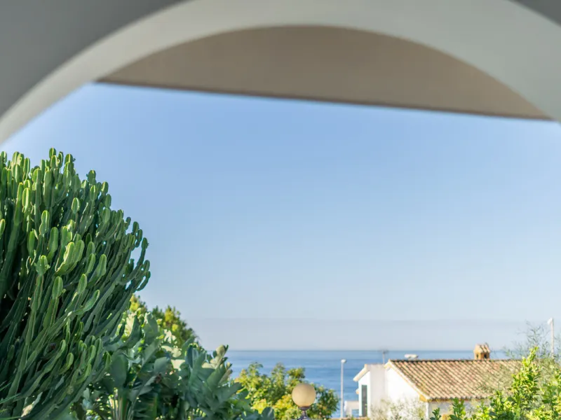 Enjoy open views to the Mediterranean, a short walk to the sea, and the freedom to rent part or all of the villa — with tourist license already in place. This is a spacious villa in Marbella East that offers flexibility, rental income, and long-term poten