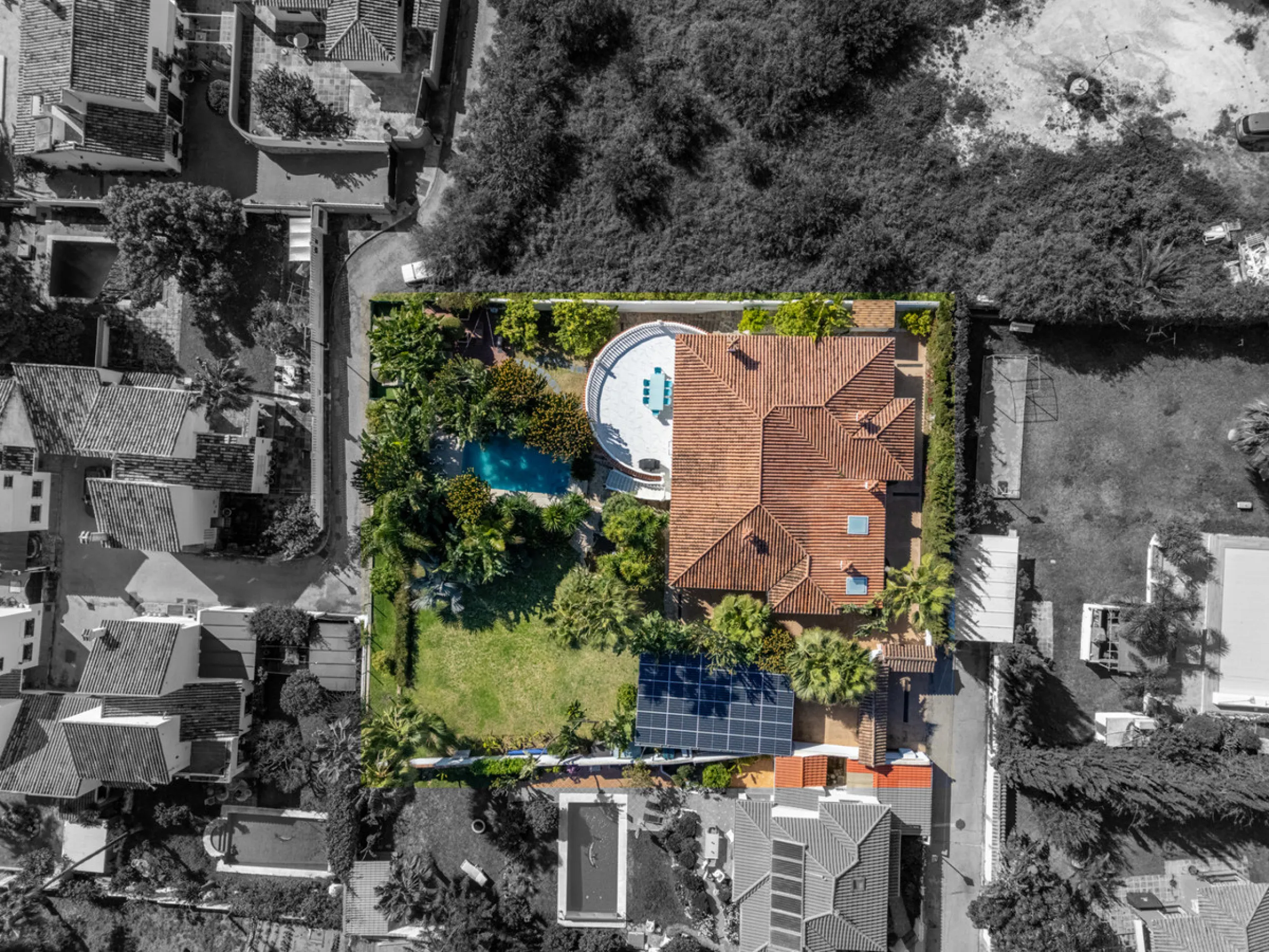 Enjoy open views to the Mediterranean, a short walk to the sea, and the freedom to rent part or all of the villa — with tourist license already in place. This is a spacious villa in Marbella East that offers flexibility, rental income, and long-term poten