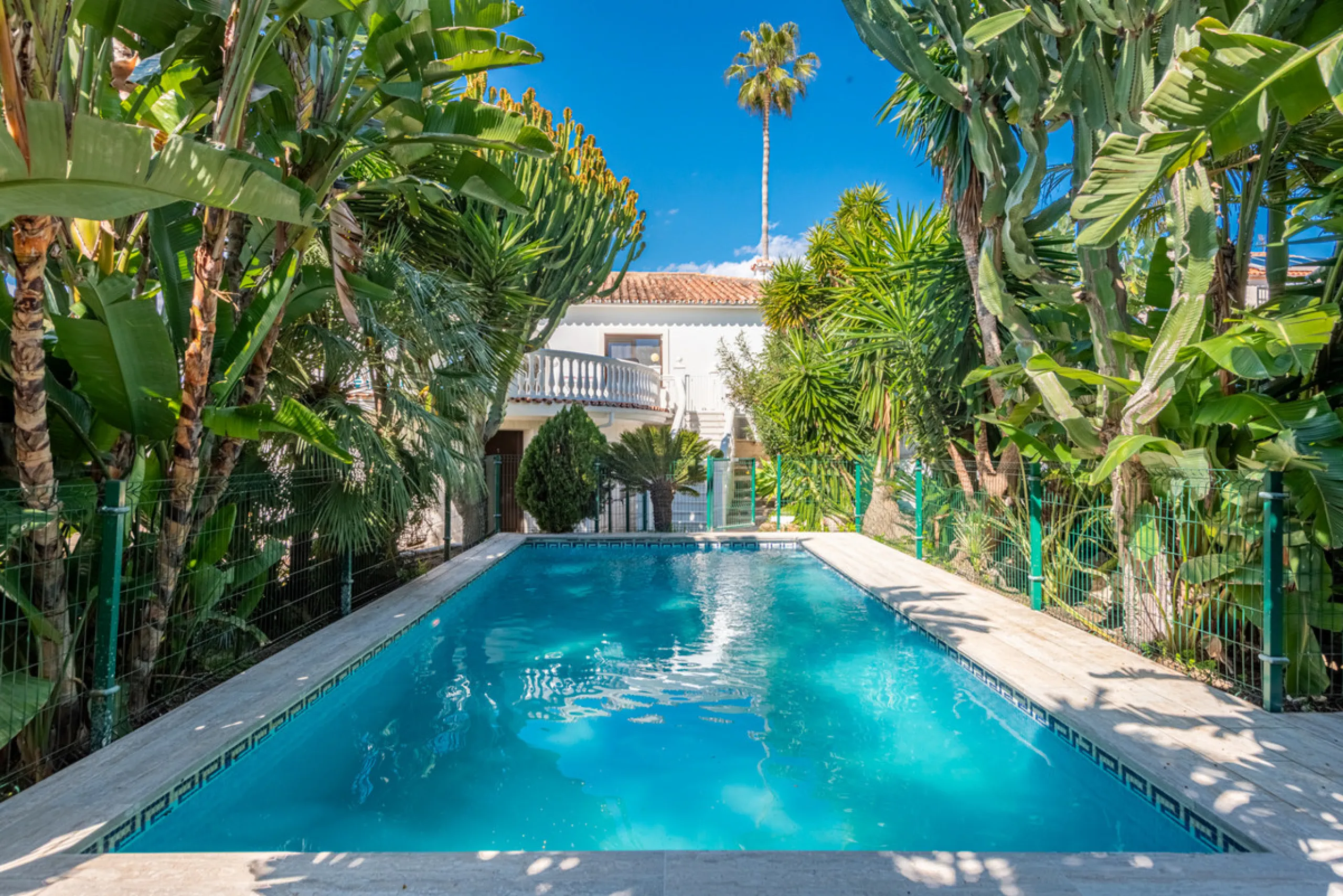 Enjoy open views to the Mediterranean, a short walk to the sea, and the freedom to rent part or all of the villa — with tourist license already in place. This is a spacious villa in Marbella East that offers flexibility, rental income, and long-term poten