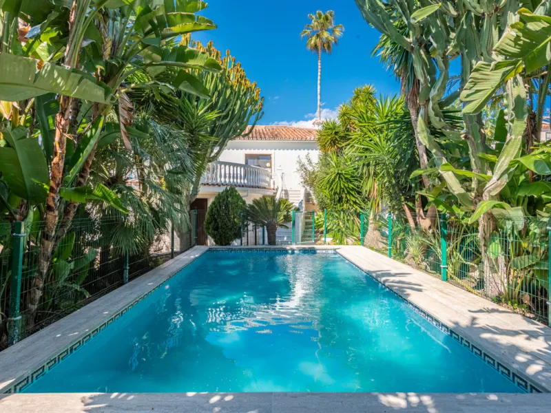 Enjoy open views to the Mediterranean, a short walk to the sea, and the freedom to rent part or all of the villa — with tourist license already in place. This is a spacious villa in Marbella East that offers flexibility, rental income, and long-term poten