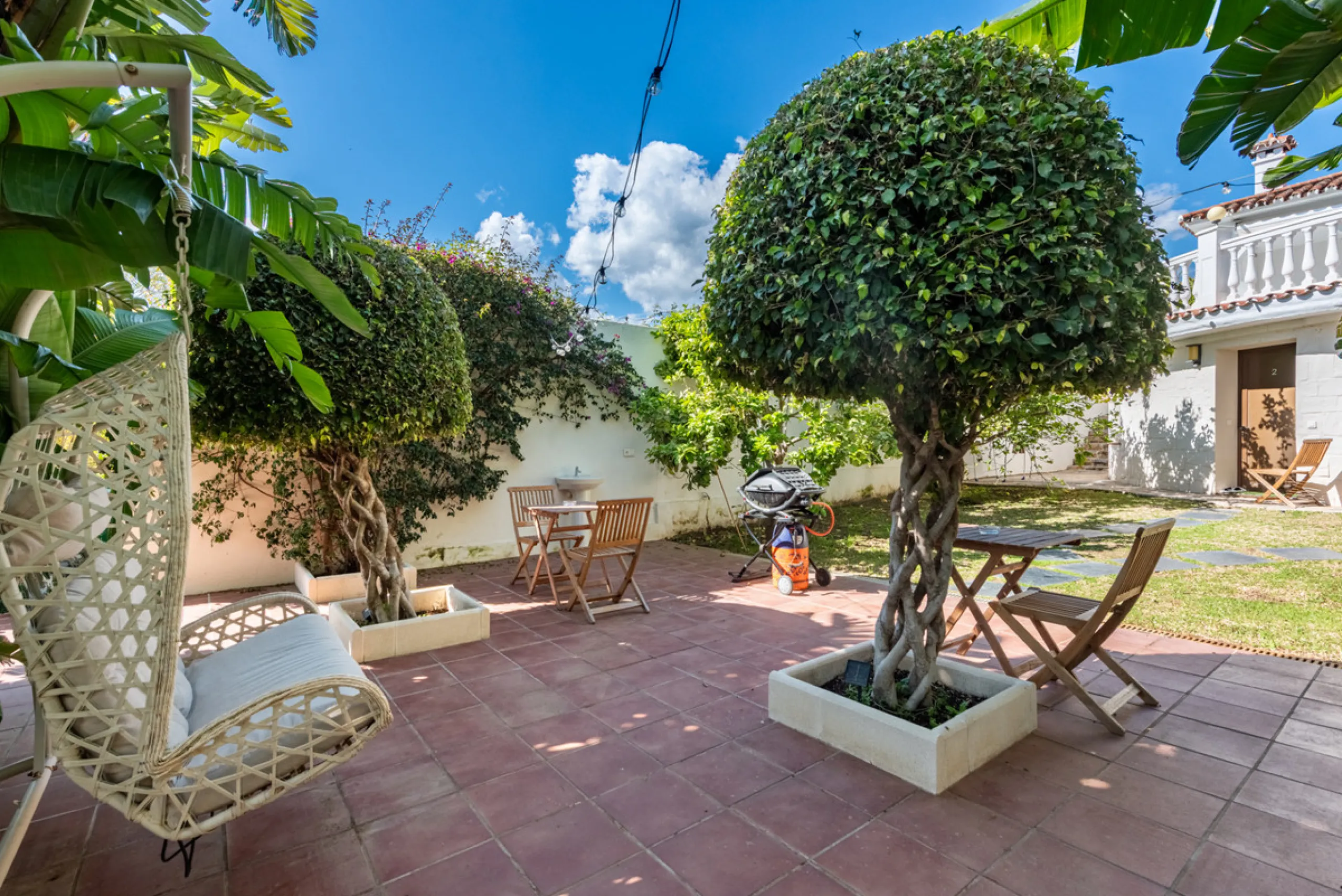Enjoy open views to the Mediterranean, a short walk to the sea, and the freedom to rent part or all of the villa — with tourist license already in place. This is a spacious villa in Marbella East that offers flexibility, rental income, and long-term poten