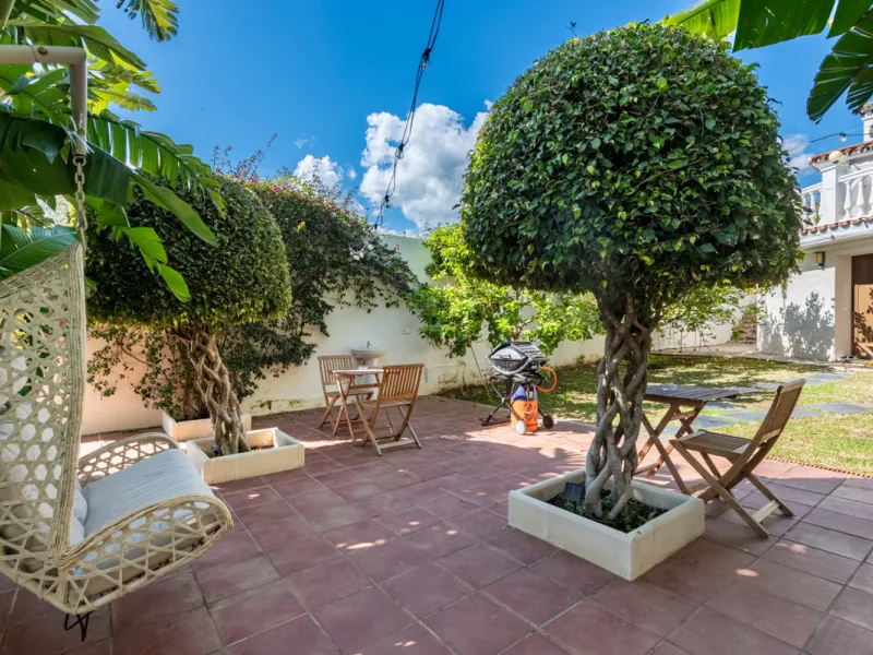 Enjoy open views to the Mediterranean, a short walk to the sea, and the freedom to rent part or all of the villa — with tourist license already in place. This is a spacious villa in Marbella East that offers flexibility, rental income, and long-term poten