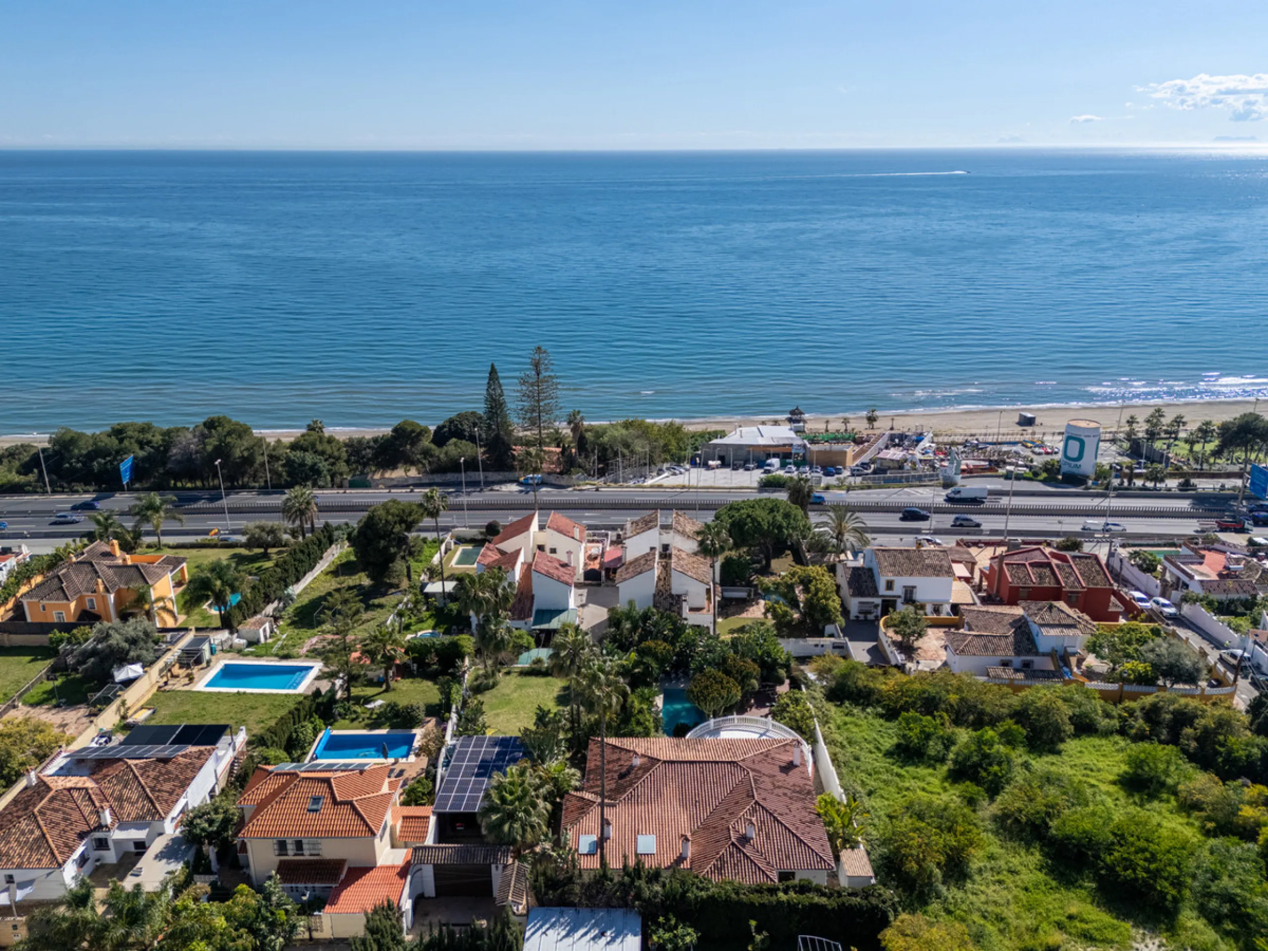 Enjoy open views to the Mediterranean, a short walk to the sea, and the freedom to rent part or all of the villa — with tourist license already in place. This is a spacious villa in Marbella East that offers flexibility, rental income, and long-term poten