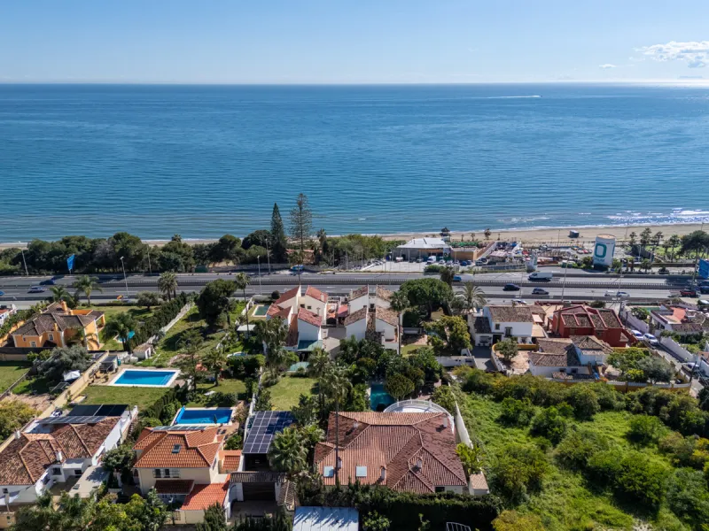 Enjoy open views to the Mediterranean, a short walk to the sea, and the freedom to rent part or all of the villa — with tourist license already in place. This is a spacious villa in Marbella East that offers flexibility, rental income, and long-term poten