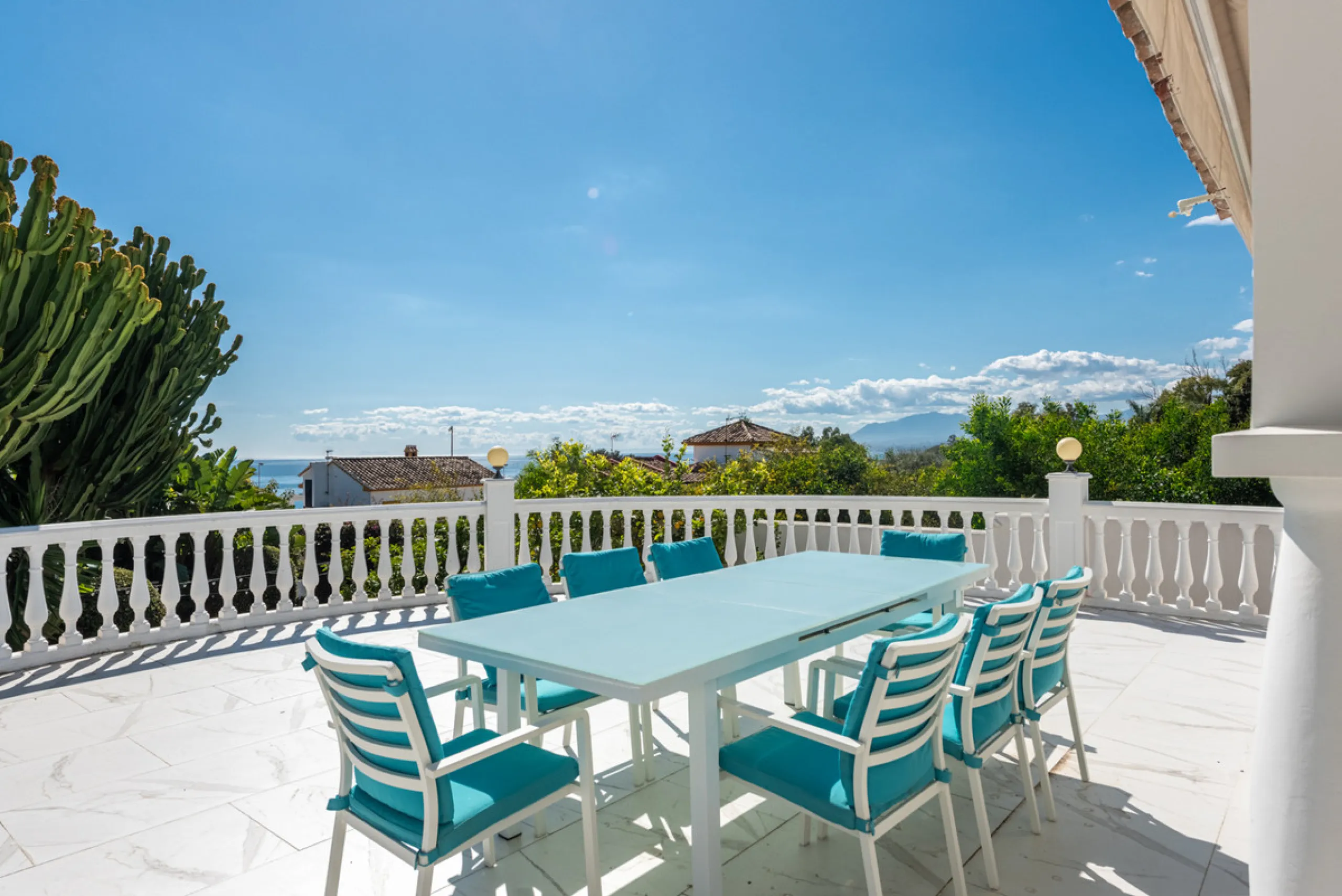 Enjoy open views to the Mediterranean, a short walk to the sea, and the freedom to rent part or all of the villa — with tourist license already in place. This is a spacious villa in Marbella East that offers flexibility, rental income, and long-term poten