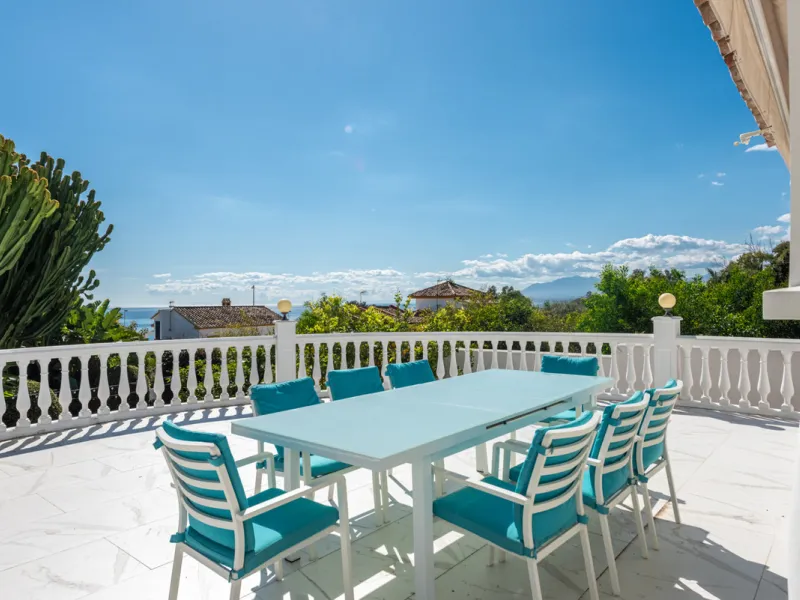 Enjoy open views to the Mediterranean, a short walk to the sea, and the freedom to rent part or all of the villa — with tourist license already in place. This is a spacious villa in Marbella East that offers flexibility, rental income, and long-term poten