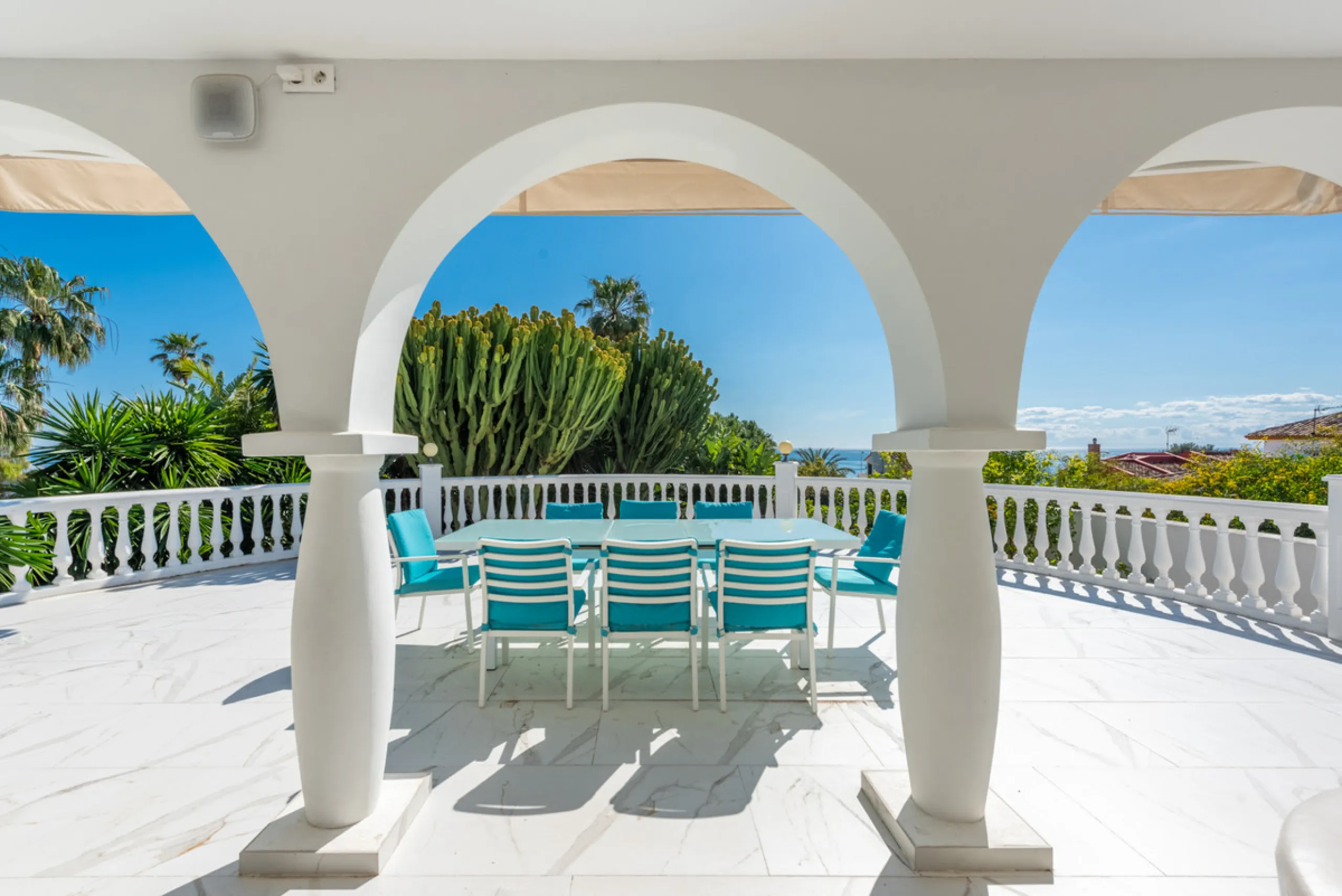 Enjoy open views to the Mediterranean, a short walk to the sea, and the freedom to rent part or all of the villa — with tourist license already in place. This is a spacious villa in Marbella East that offers flexibility, rental income, and long-term poten