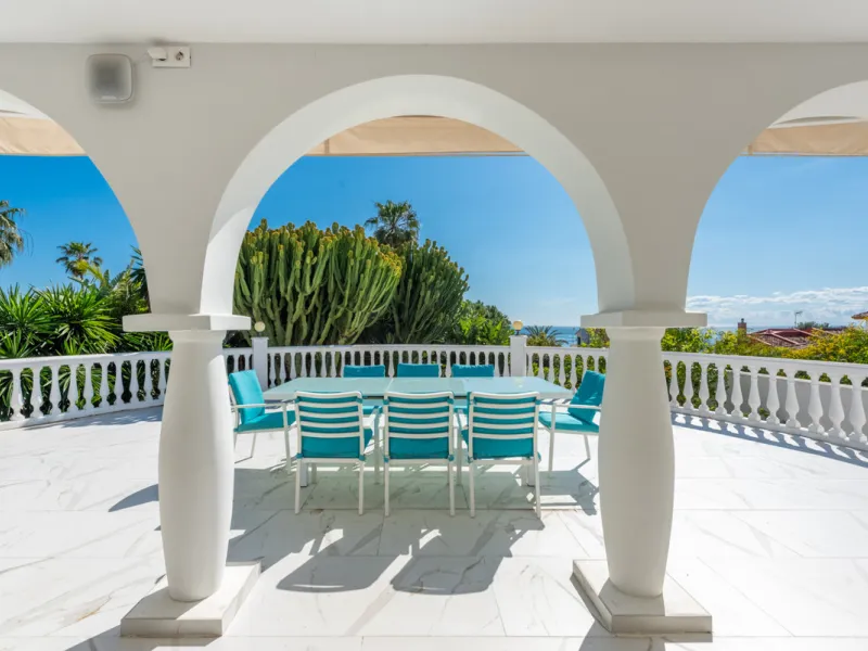 Enjoy open views to the Mediterranean, a short walk to the sea, and the freedom to rent part or all of the villa — with tourist license already in place. This is a spacious villa in Marbella East that offers flexibility, rental income, and long-term poten