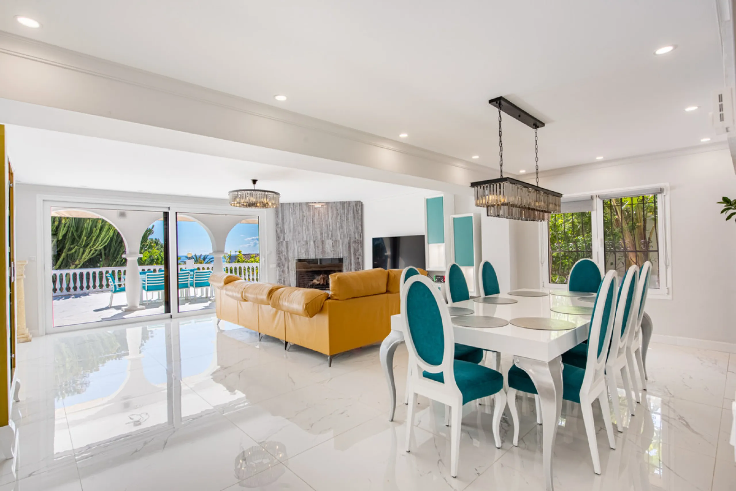 Enjoy open views to the Mediterranean, a short walk to the sea, and the freedom to rent part or all of the villa — with tourist license already in place. This is a spacious villa in Marbella East that offers flexibility, rental income, and long-term poten