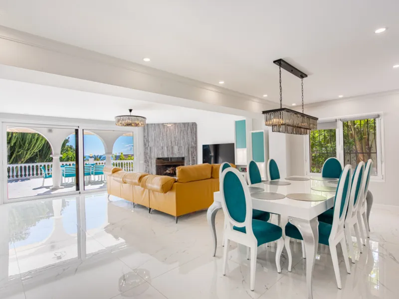 Enjoy open views to the Mediterranean, a short walk to the sea, and the freedom to rent part or all of the villa — with tourist license already in place. This is a spacious villa in Marbella East that offers flexibility, rental income, and long-term poten