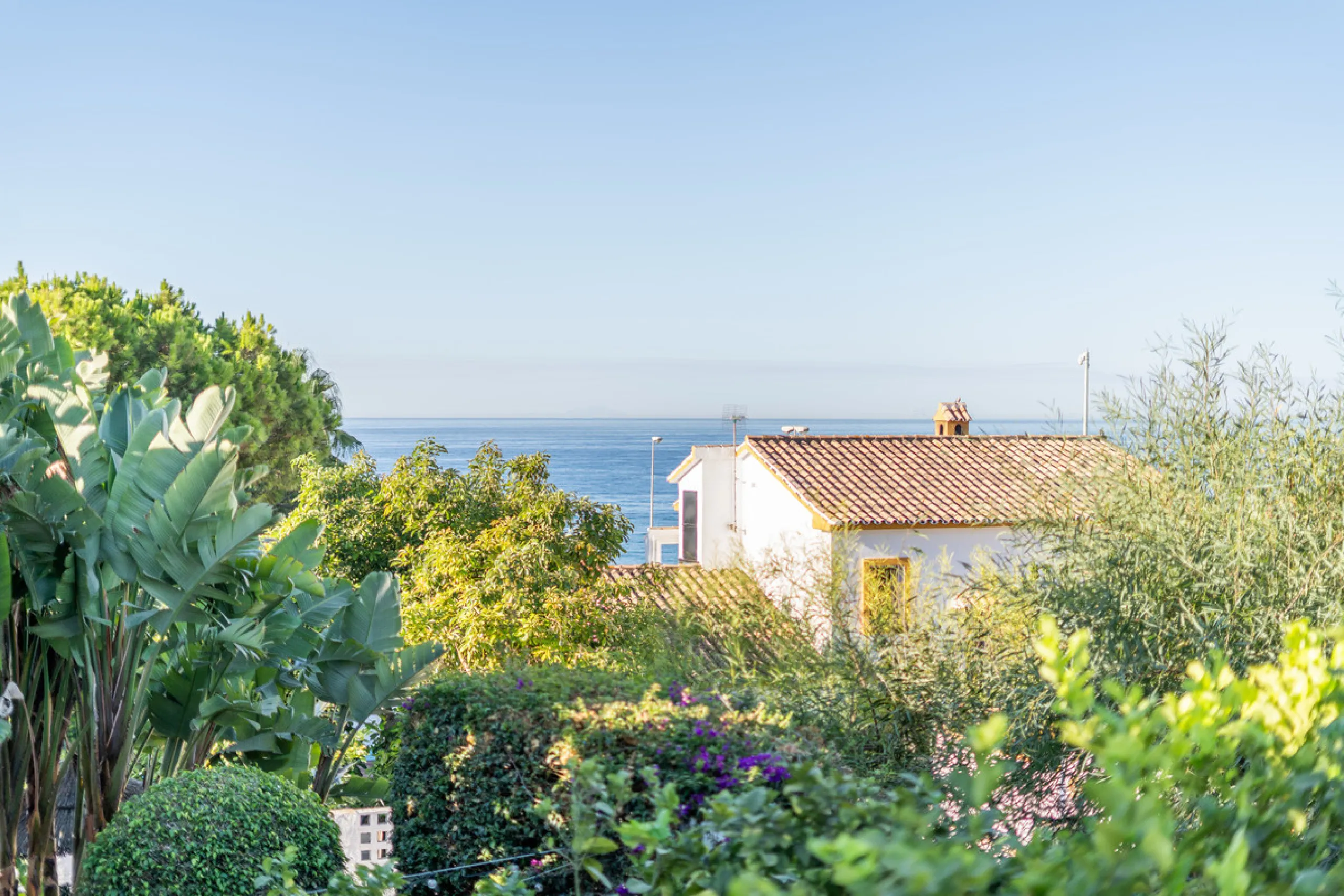 Enjoy open views to the Mediterranean, a short walk to the sea, and the freedom to rent part or all of the villa — with tourist license already in place. This is a spacious villa in Marbella East that offers flexibility, rental income, and long-term poten