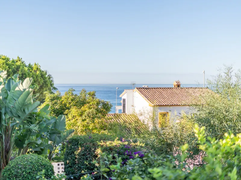 Enjoy open views to the Mediterranean, a short walk to the sea, and the freedom to rent part or all of the villa — with tourist license already in place. This is a spacious villa in Marbella East that offers flexibility, rental income, and long-term poten