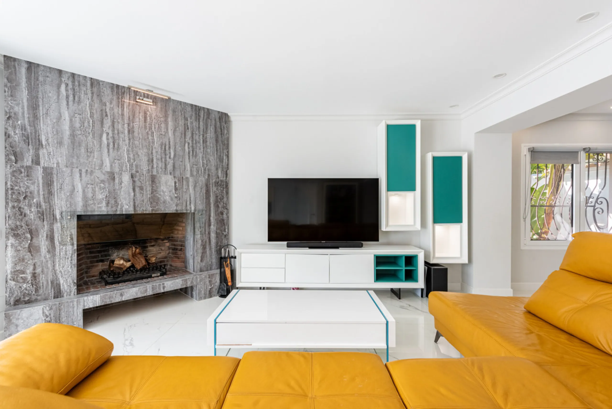Enjoy open views to the Mediterranean, a short walk to the sea, and the freedom to rent part or all of the villa — with tourist license already in place. This is a spacious villa in Marbella East that offers flexibility, rental income, and long-term poten