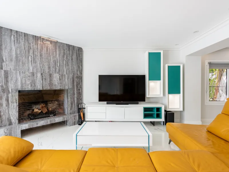 Enjoy open views to the Mediterranean, a short walk to the sea, and the freedom to rent part or all of the villa — with tourist license already in place. This is a spacious villa in Marbella East that offers flexibility, rental income, and long-term poten