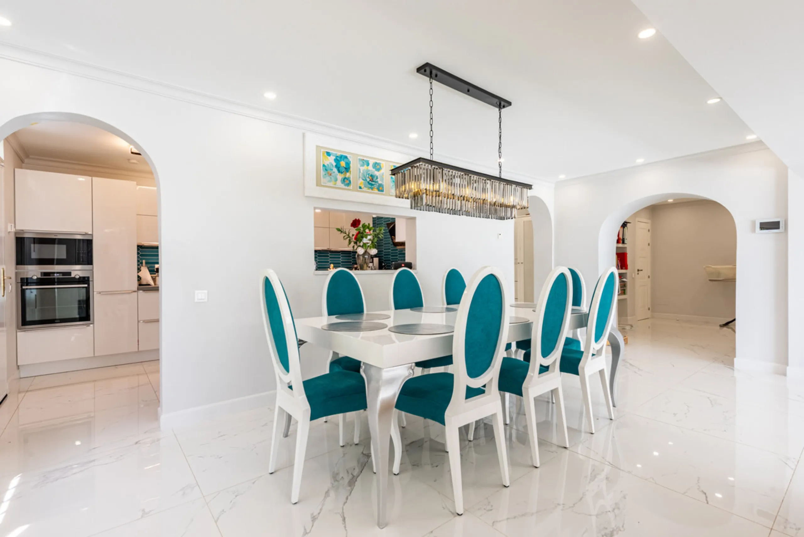Enjoy open views to the Mediterranean, a short walk to the sea, and the freedom to rent part or all of the villa — with tourist license already in place. This is a spacious villa in Marbella East that offers flexibility, rental income, and long-term poten