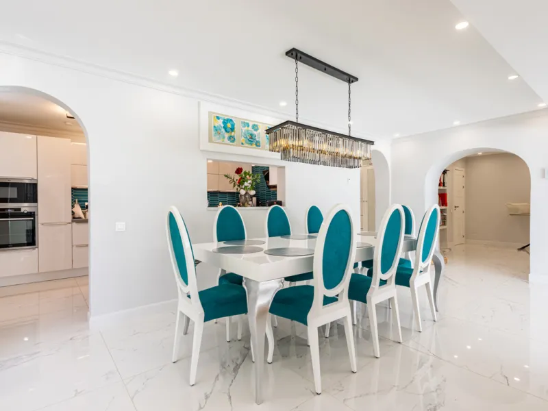 Enjoy open views to the Mediterranean, a short walk to the sea, and the freedom to rent part or all of the villa — with tourist license already in place. This is a spacious villa in Marbella East that offers flexibility, rental income, and long-term poten