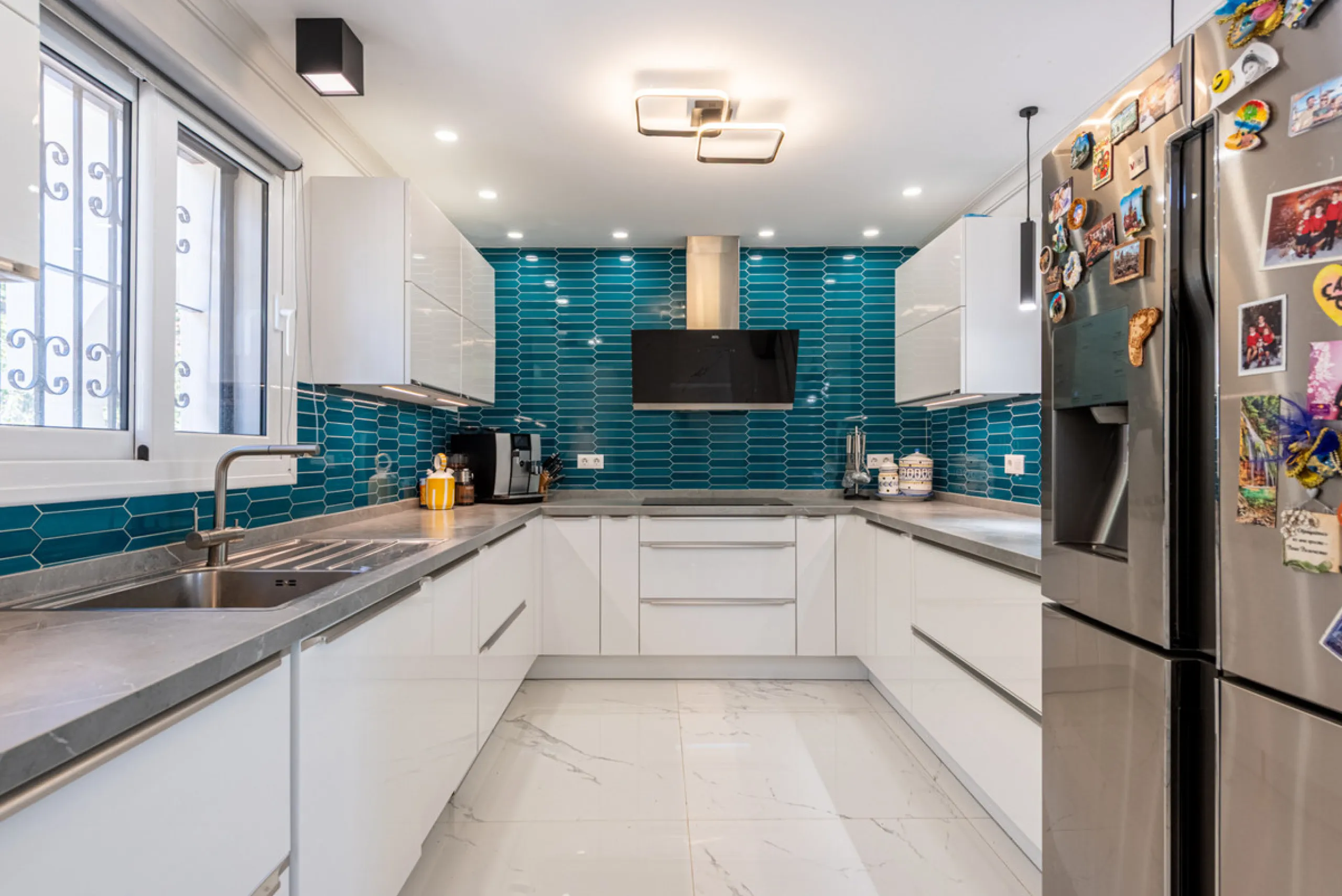 Enjoy open views to the Mediterranean, a short walk to the sea, and the freedom to rent part or all of the villa — with tourist license already in place. This is a spacious villa in Marbella East that offers flexibility, rental income, and long-term poten