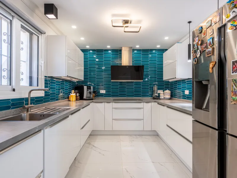 Enjoy open views to the Mediterranean, a short walk to the sea, and the freedom to rent part or all of the villa — with tourist license already in place. This is a spacious villa in Marbella East that offers flexibility, rental income, and long-term poten