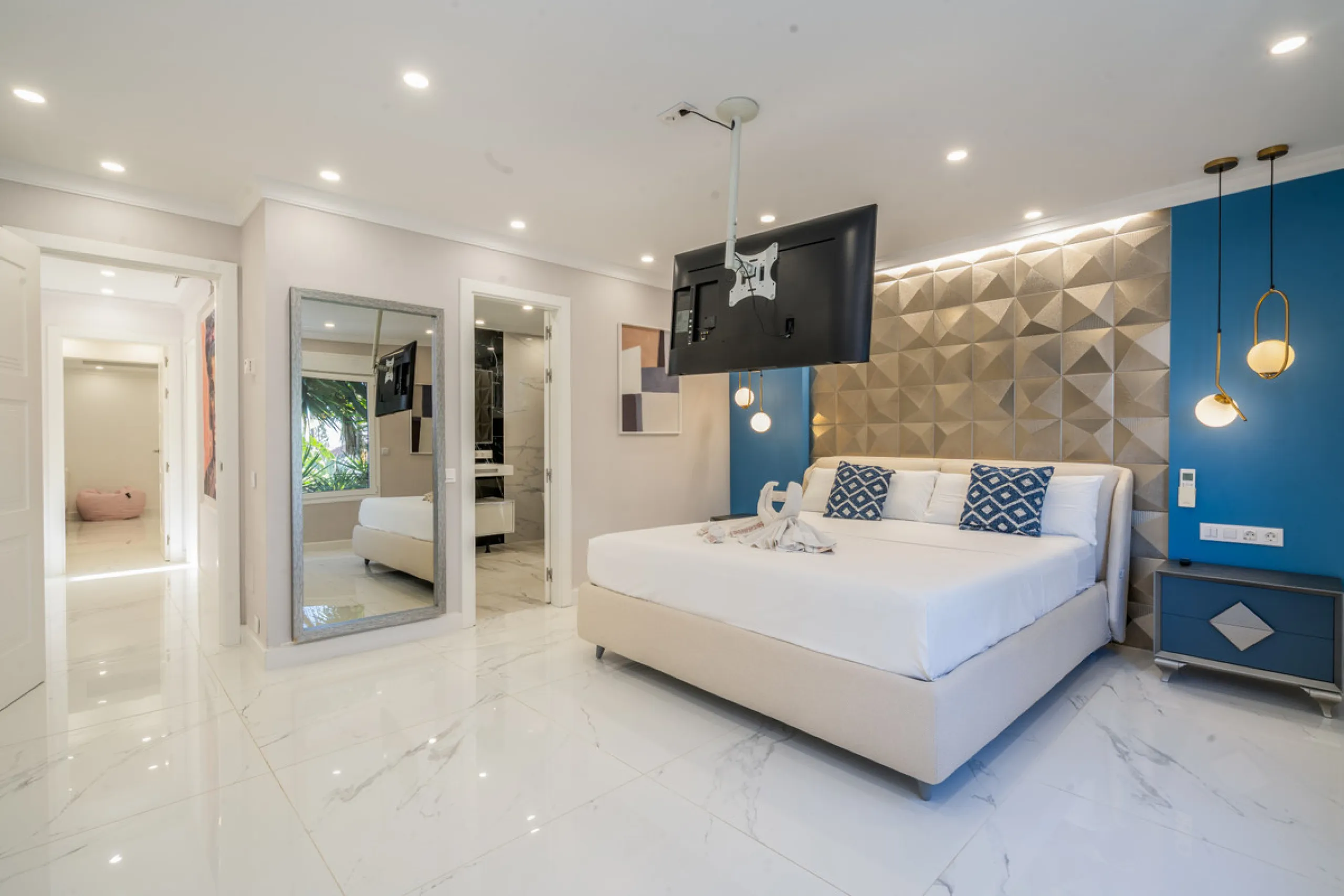 Enjoy open views to the Mediterranean, a short walk to the sea, and the freedom to rent part or all of the villa — with tourist license already in place. This is a spacious villa in Marbella East that offers flexibility, rental income, and long-term poten