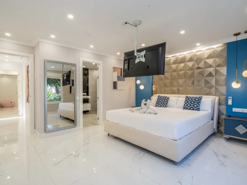 Enjoy open views to the Mediterranean, a short walk to the sea, and the freedom to rent part or all of the villa — with tourist license already in place. This is a spacious villa in Marbella East that offers flexibility, rental income, and long-term poten