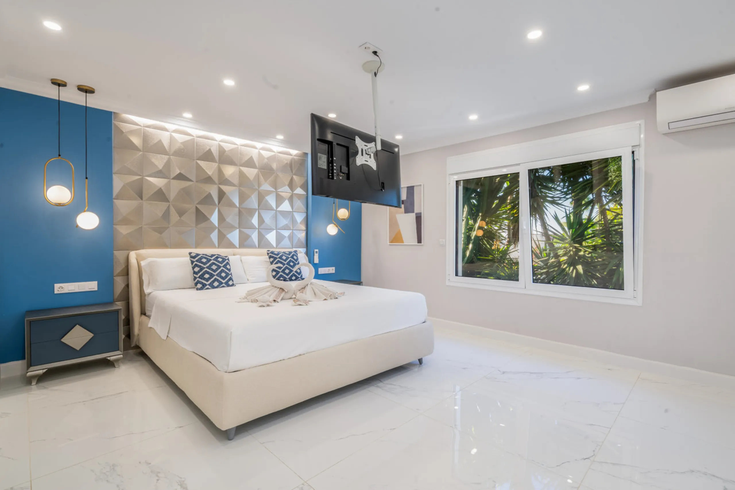 Enjoy open views to the Mediterranean, a short walk to the sea, and the freedom to rent part or all of the villa — with tourist license already in place. This is a spacious villa in Marbella East that offers flexibility, rental income, and long-term poten