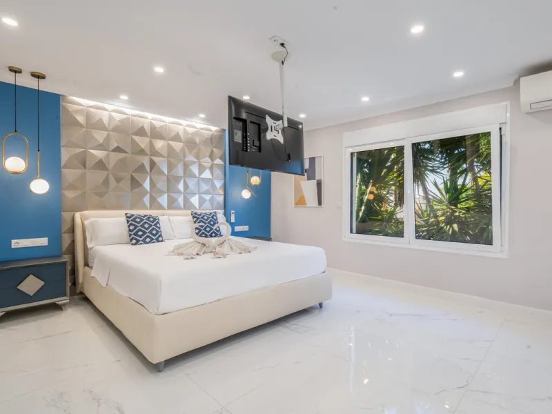 Enjoy open views to the Mediterranean, a short walk to the sea, and the freedom to rent part or all of the villa — with tourist license already in place. This is a spacious villa in Marbella East that offers flexibility, rental income, and long-term poten