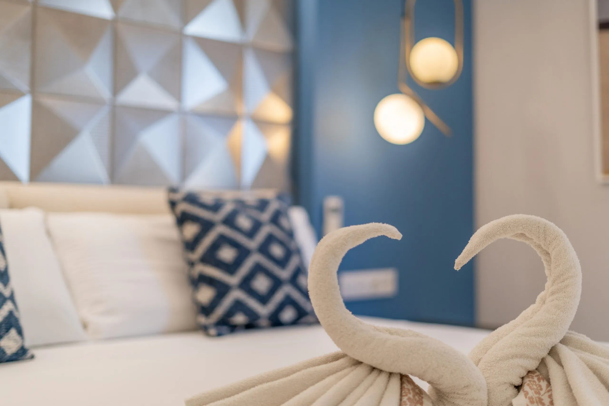 Enjoy open views to the Mediterranean, a short walk to the sea, and the freedom to rent part or all of the villa — with tourist license already in place. This is a spacious villa in Marbella East that offers flexibility, rental income, and long-term poten
