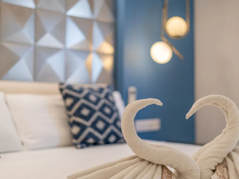 Enjoy open views to the Mediterranean, a short walk to the sea, and the freedom to rent part or all of the villa — with tourist license already in place. This is a spacious villa in Marbella East that offers flexibility, rental income, and long-term poten