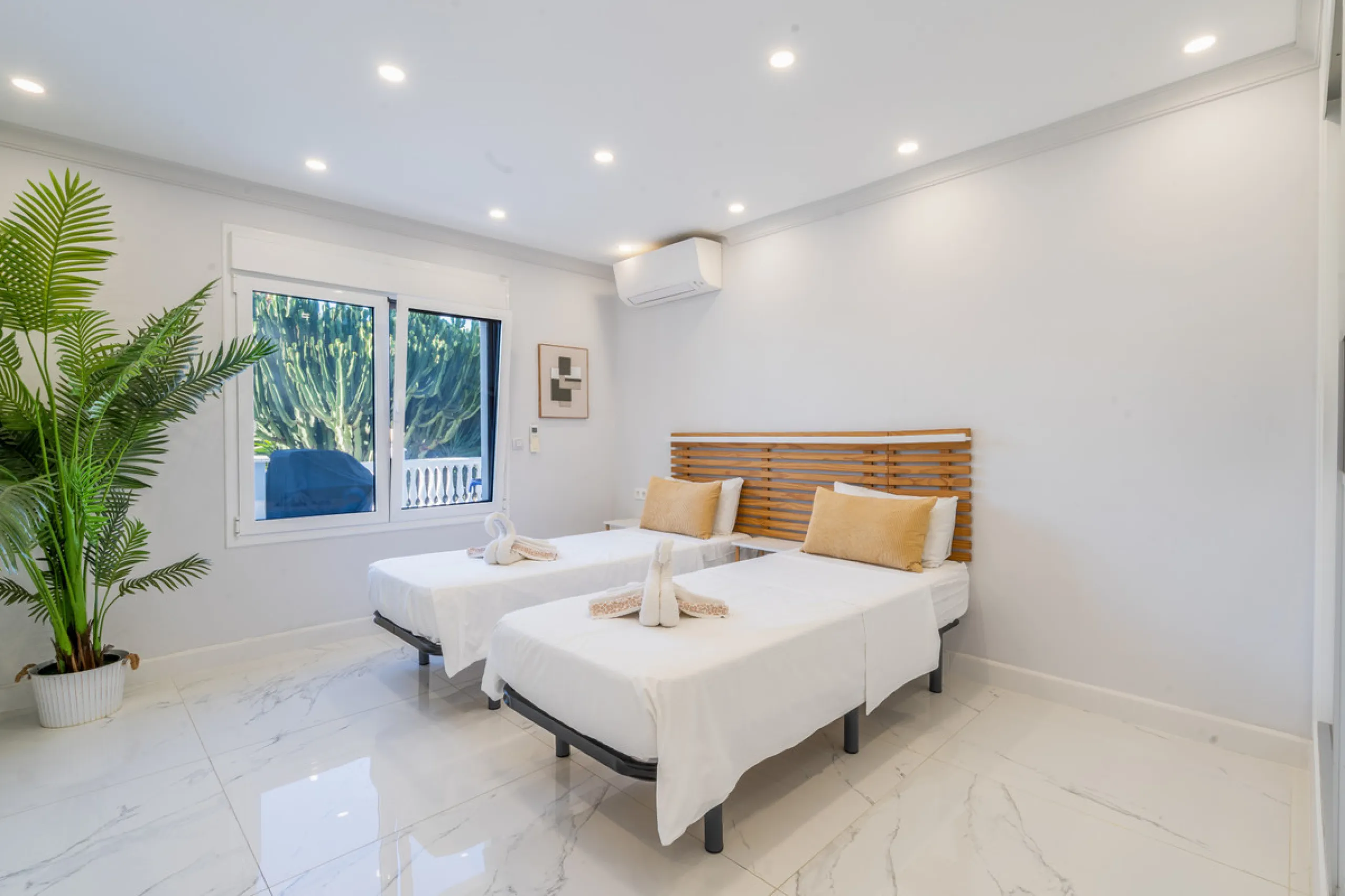 Enjoy open views to the Mediterranean, a short walk to the sea, and the freedom to rent part or all of the villa — with tourist license already in place. This is a spacious villa in Marbella East that offers flexibility, rental income, and long-term poten