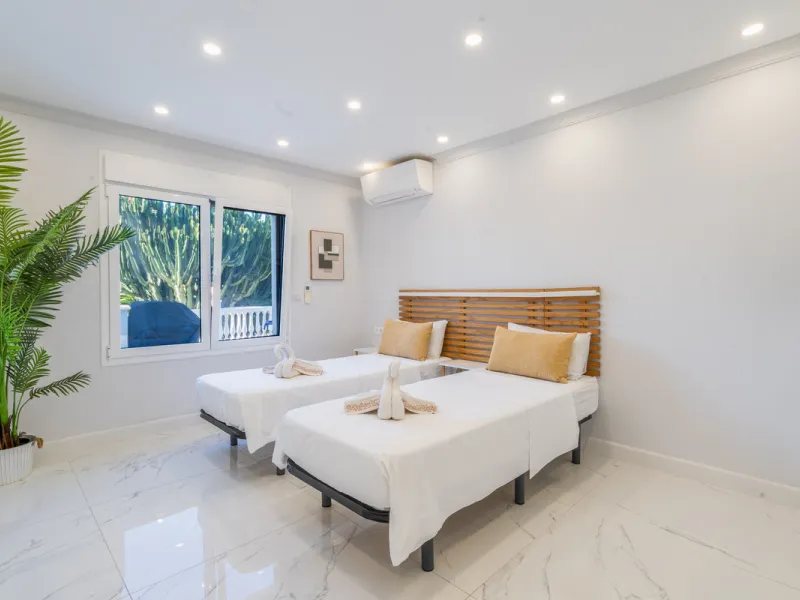 Enjoy open views to the Mediterranean, a short walk to the sea, and the freedom to rent part or all of the villa — with tourist license already in place. This is a spacious villa in Marbella East that offers flexibility, rental income, and long-term poten