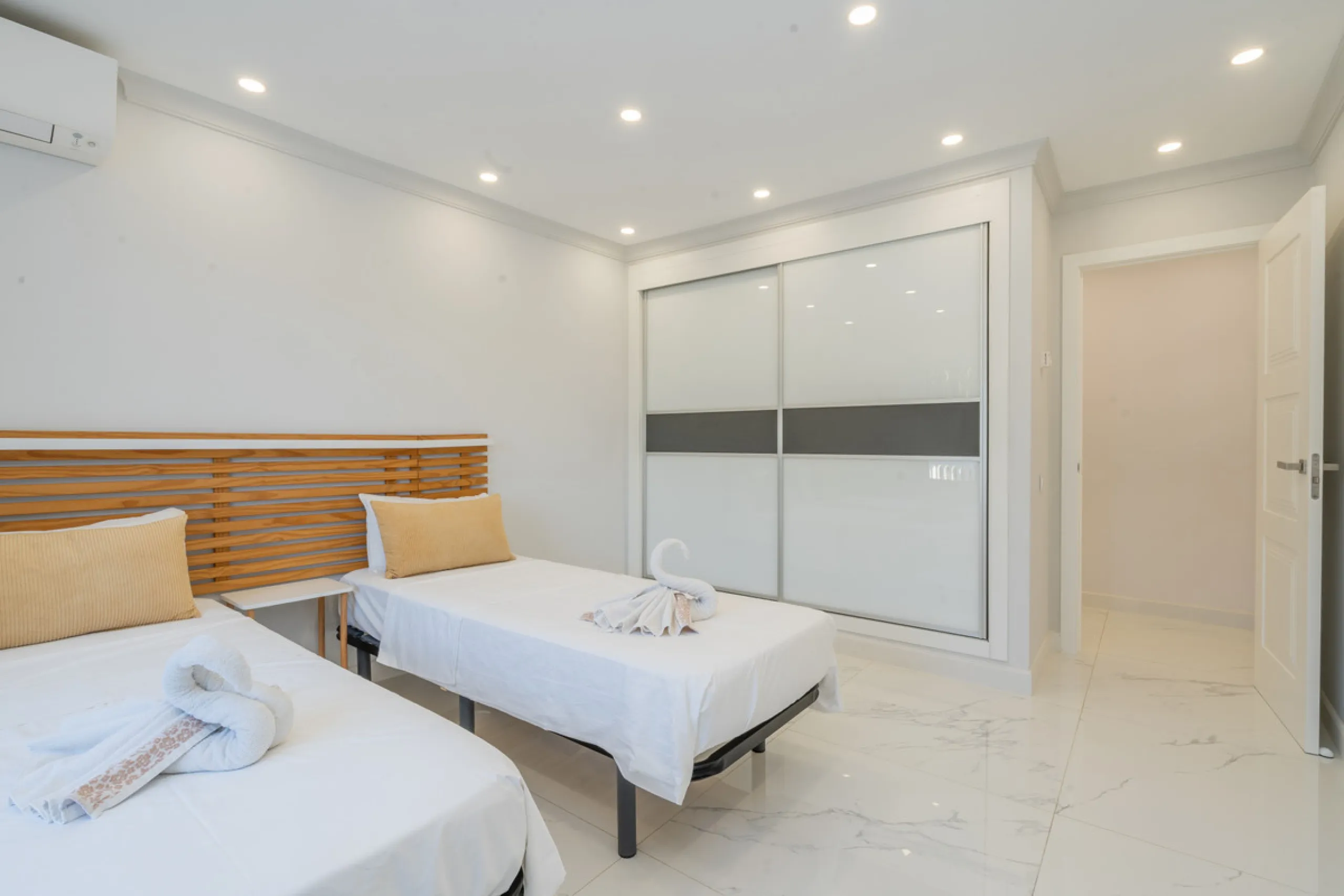 Enjoy open views to the Mediterranean, a short walk to the sea, and the freedom to rent part or all of the villa — with tourist license already in place. This is a spacious villa in Marbella East that offers flexibility, rental income, and long-term poten