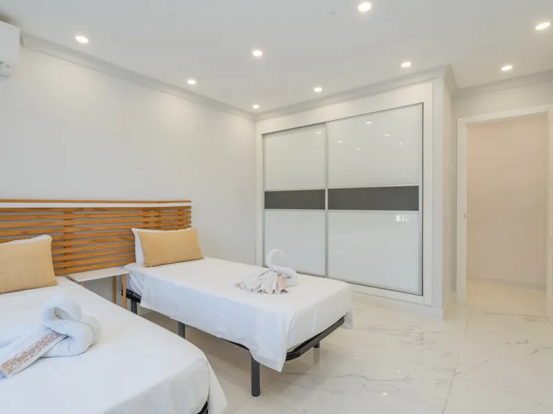 Enjoy open views to the Mediterranean, a short walk to the sea, and the freedom to rent part or all of the villa — with tourist license already in place. This is a spacious villa in Marbella East that offers flexibility, rental income, and long-term poten