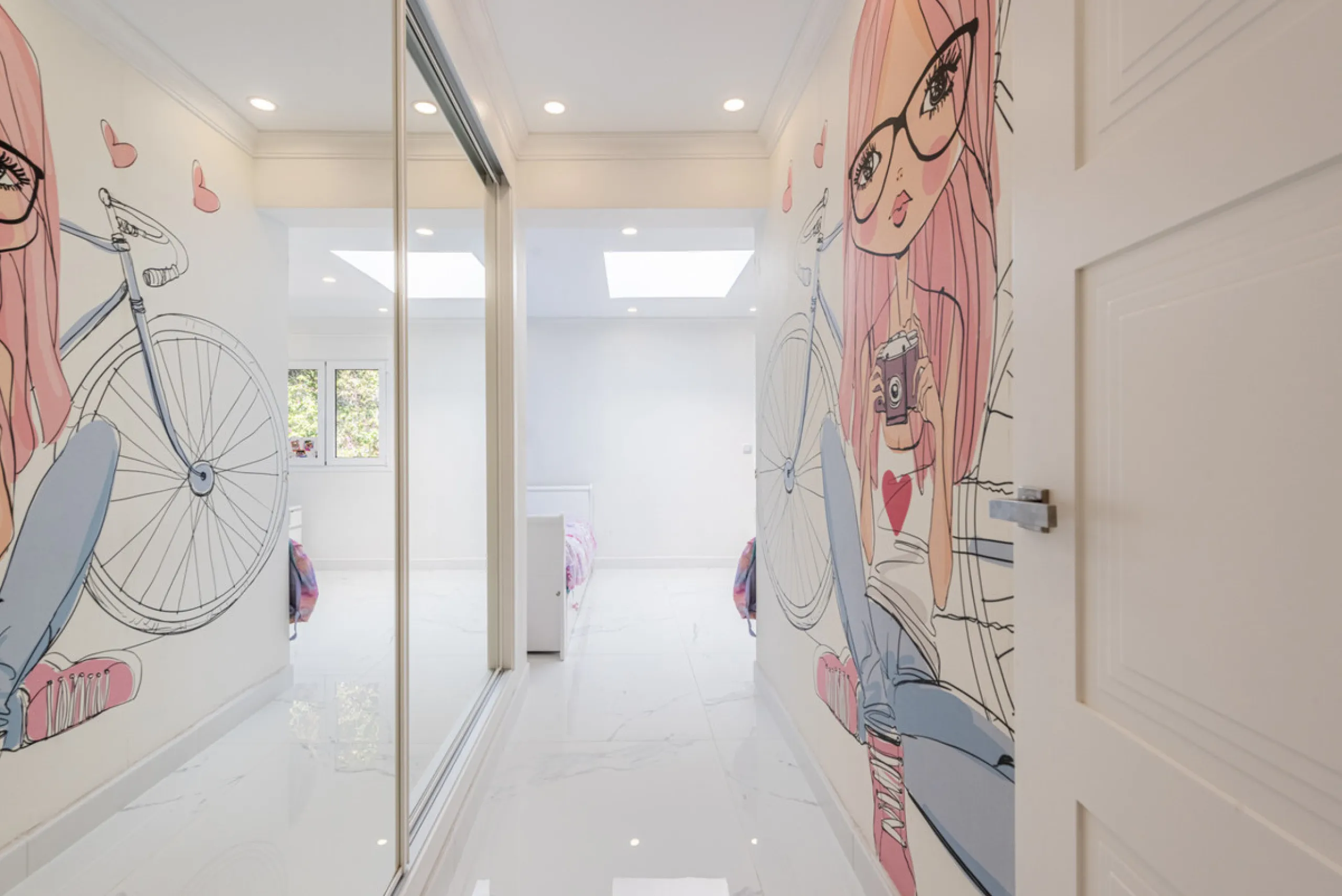 Enjoy open views to the Mediterranean, a short walk to the sea, and the freedom to rent part or all of the villa — with tourist license already in place. This is a spacious villa in Marbella East that offers flexibility, rental income, and long-term poten