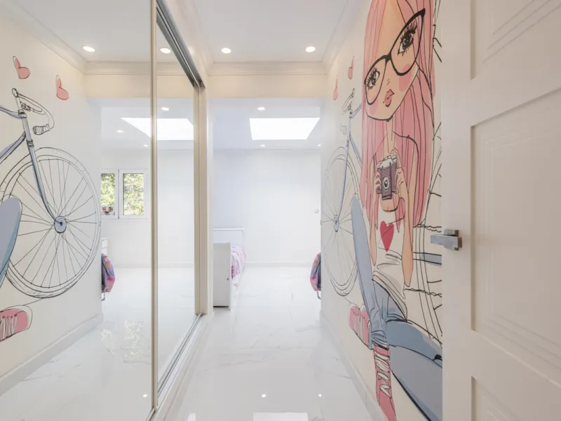 Enjoy open views to the Mediterranean, a short walk to the sea, and the freedom to rent part or all of the villa — with tourist license already in place. This is a spacious villa in Marbella East that offers flexibility, rental income, and long-term poten