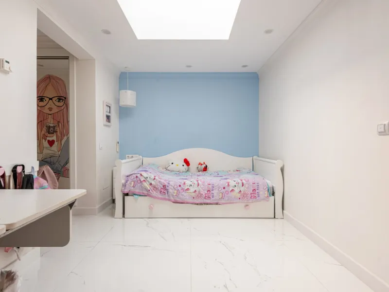 Enjoy open views to the Mediterranean, a short walk to the sea, and the freedom to rent part or all of the villa — with tourist license already in place. This is a spacious villa in Marbella East that offers flexibility, rental income, and long-term poten