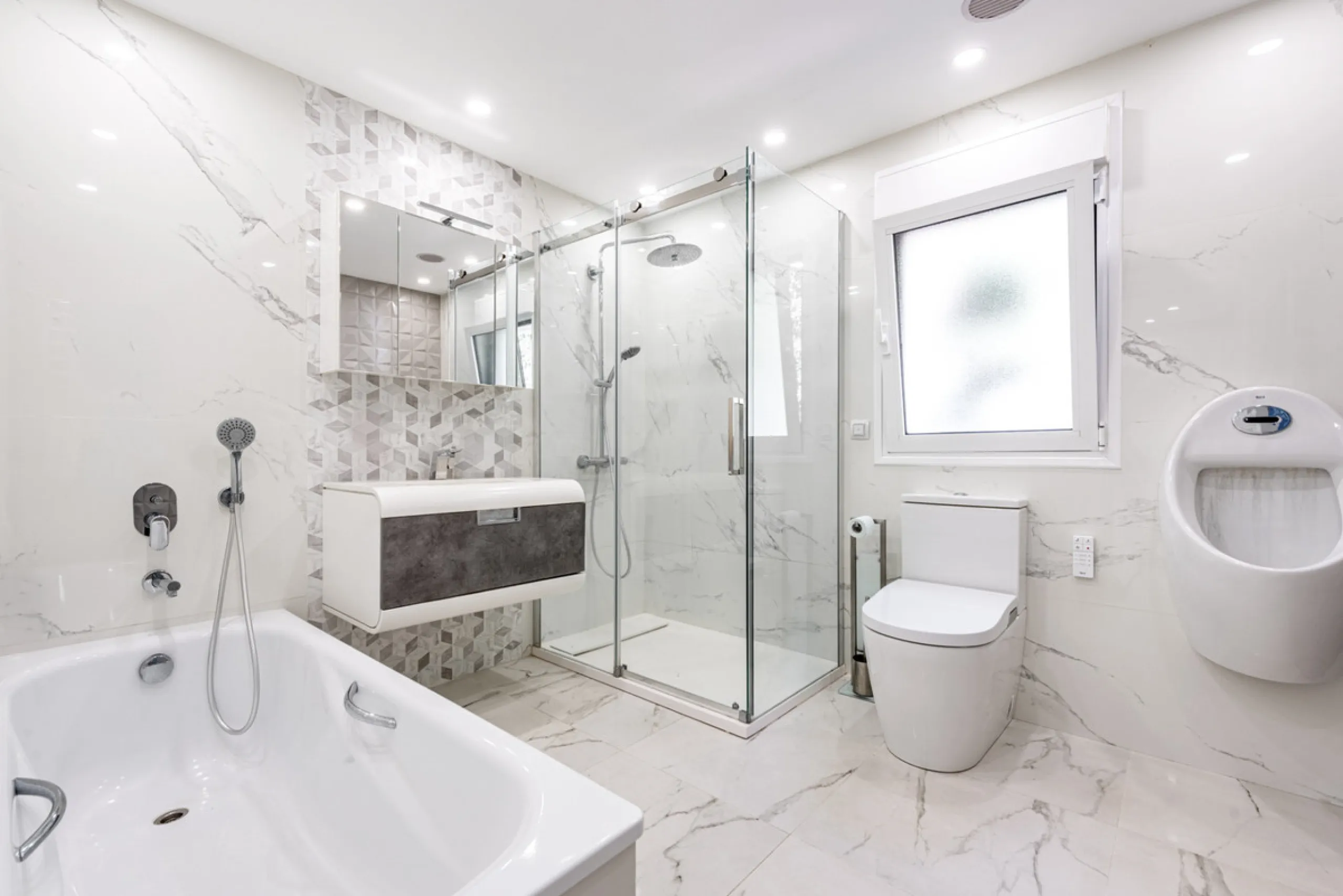 Enjoy open views to the Mediterranean, a short walk to the sea, and the freedom to rent part or all of the villa — with tourist license already in place. This is a spacious villa in Marbella East that offers flexibility, rental income, and long-term poten