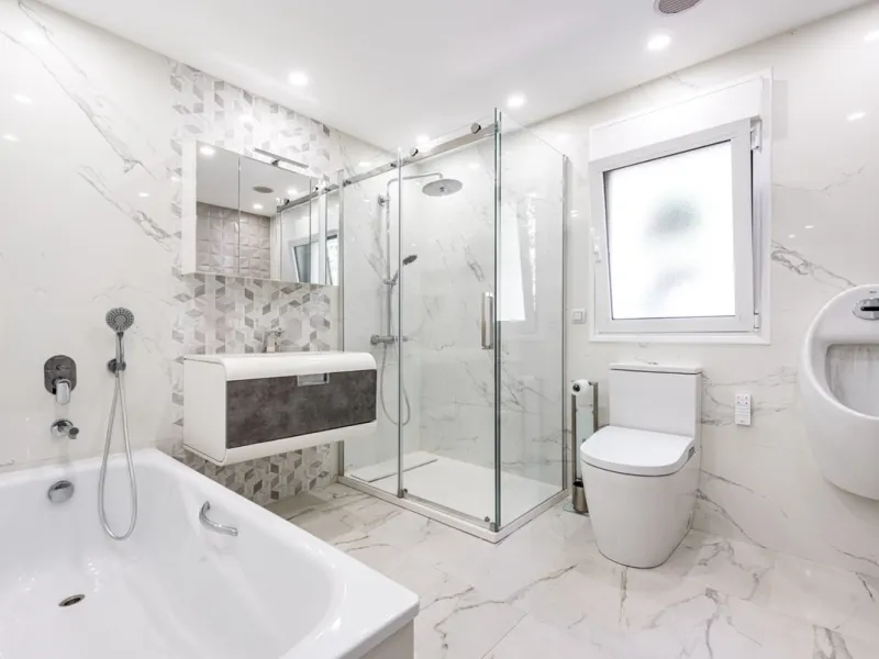 Enjoy open views to the Mediterranean, a short walk to the sea, and the freedom to rent part or all of the villa — with tourist license already in place. This is a spacious villa in Marbella East that offers flexibility, rental income, and long-term poten
