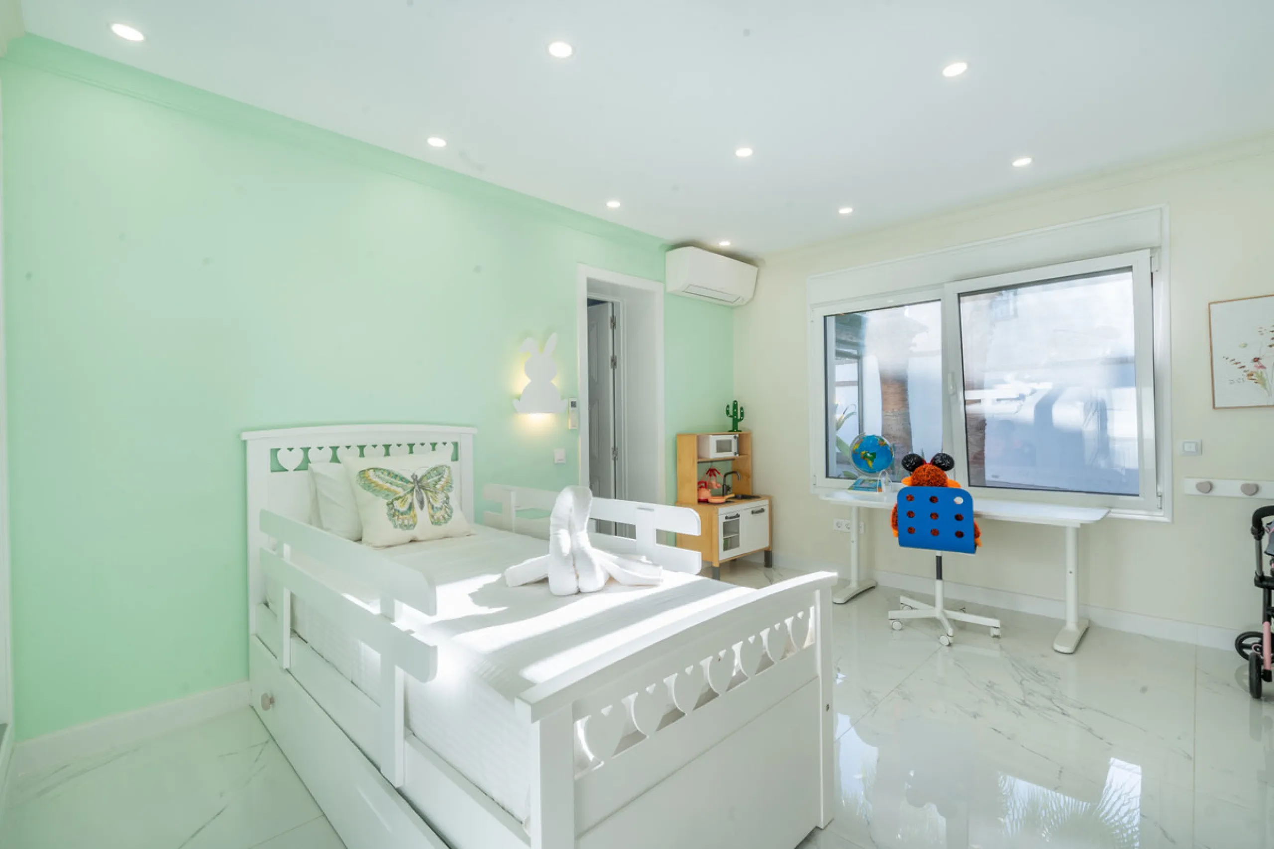 Enjoy open views to the Mediterranean, a short walk to the sea, and the freedom to rent part or all of the villa — with tourist license already in place. This is a spacious villa in Marbella East that offers flexibility, rental income, and long-term poten