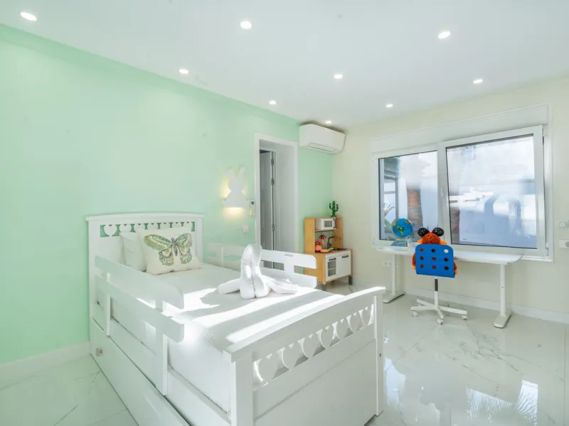 Enjoy open views to the Mediterranean, a short walk to the sea, and the freedom to rent part or all of the villa — with tourist license already in place. This is a spacious villa in Marbella East that offers flexibility, rental income, and long-term poten