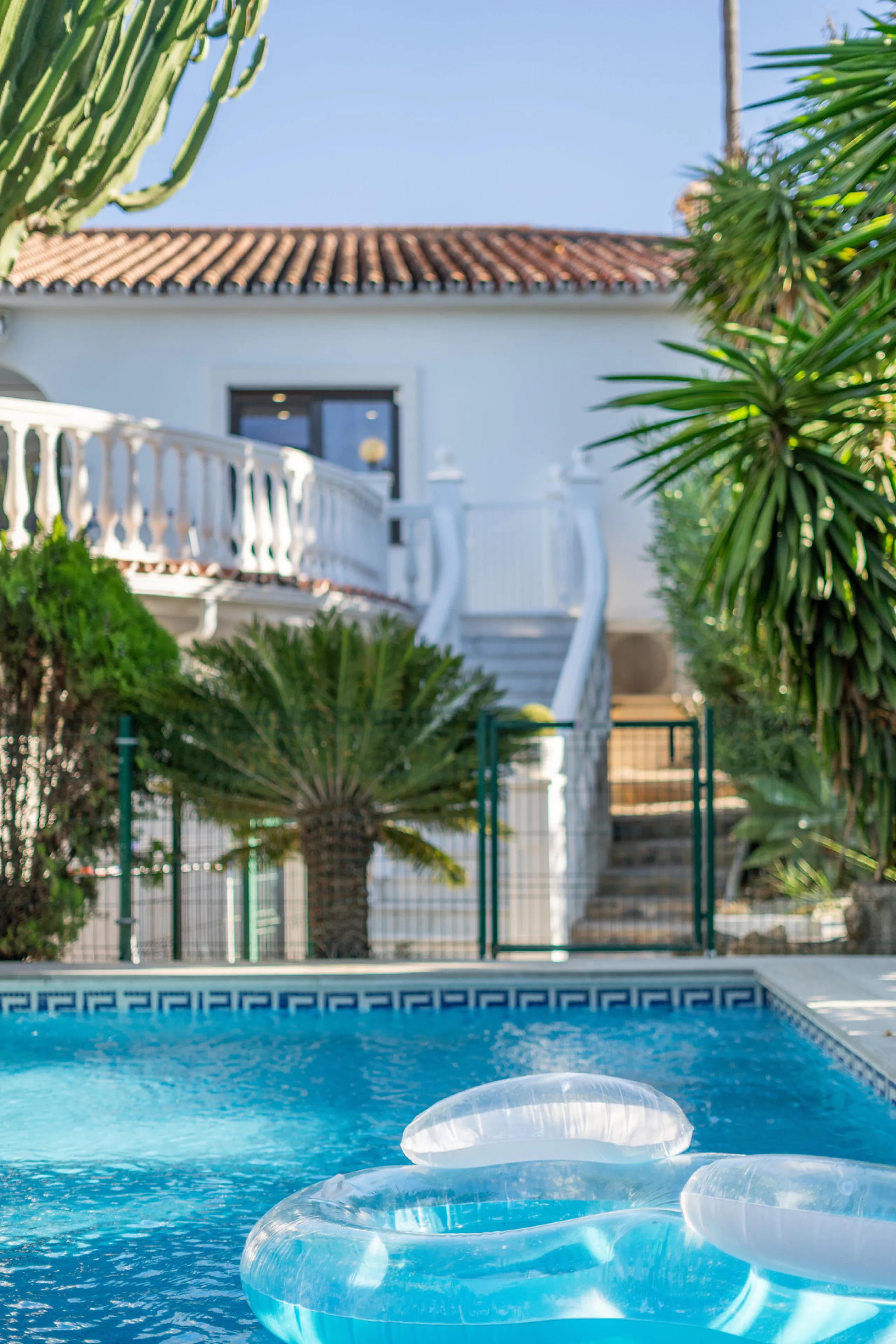 Enjoy open views to the Mediterranean, a short walk to the sea, and the freedom to rent part or all of the villa — with tourist license already in place. This is a spacious villa in Marbella East that offers flexibility, rental income, and long-term poten