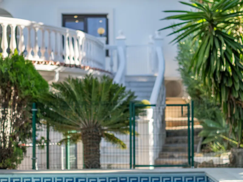 Enjoy open views to the Mediterranean, a short walk to the sea, and the freedom to rent part or all of the villa — with tourist license already in place. This is a spacious villa in Marbella East that offers flexibility, rental income, and long-term poten