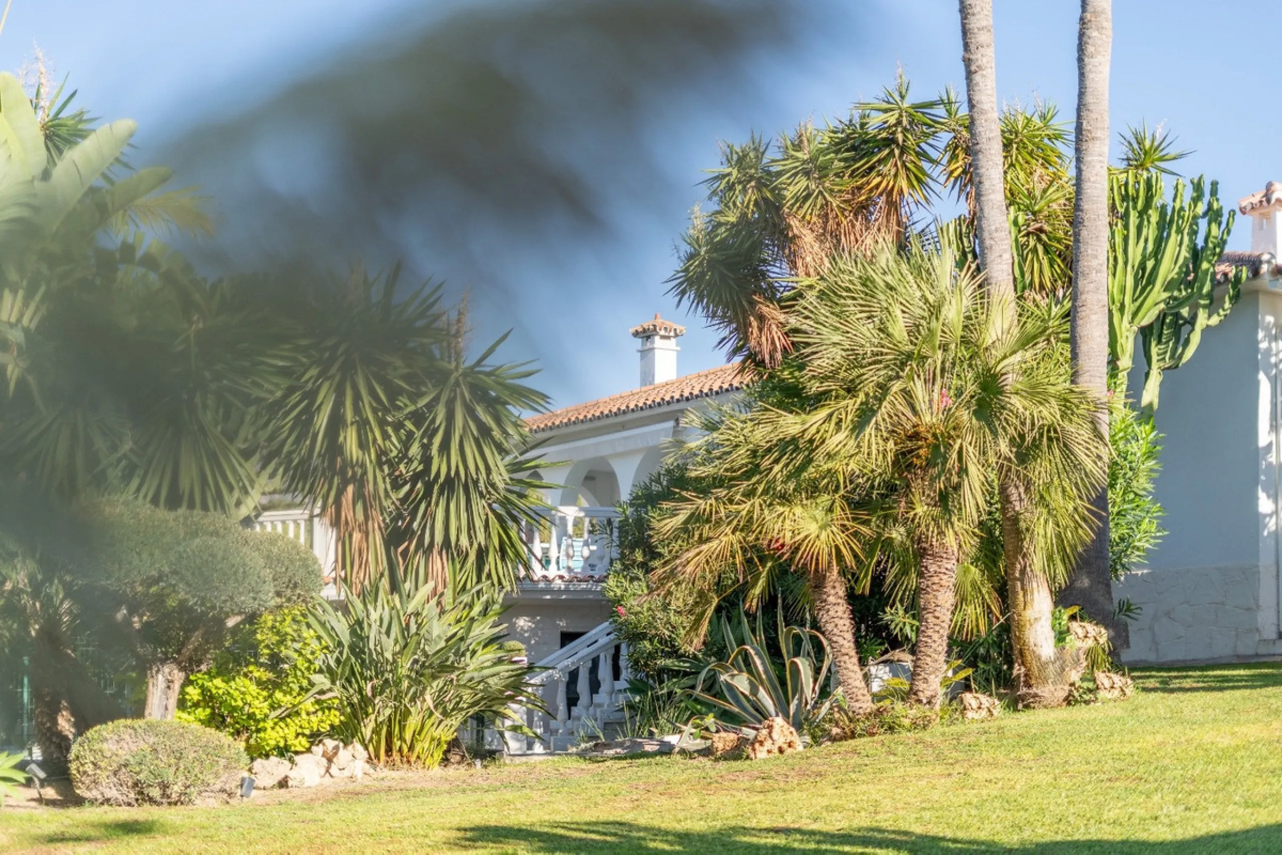 Enjoy open views to the Mediterranean, a short walk to the sea, and the freedom to rent part or all of the villa — with tourist license already in place. This is a spacious villa in Marbella East that offers flexibility, rental income, and long-term poten