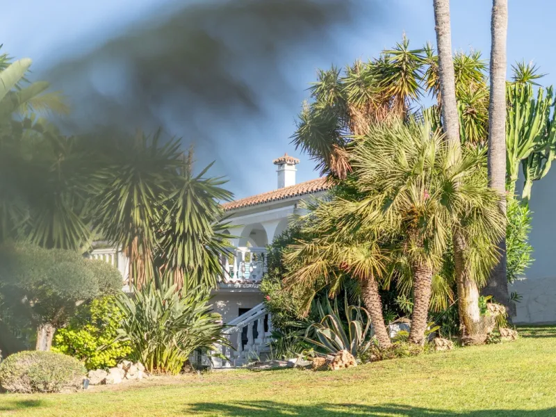 Enjoy open views to the Mediterranean, a short walk to the sea, and the freedom to rent part or all of the villa — with tourist license already in place. This is a spacious villa in Marbella East that offers flexibility, rental income, and long-term poten