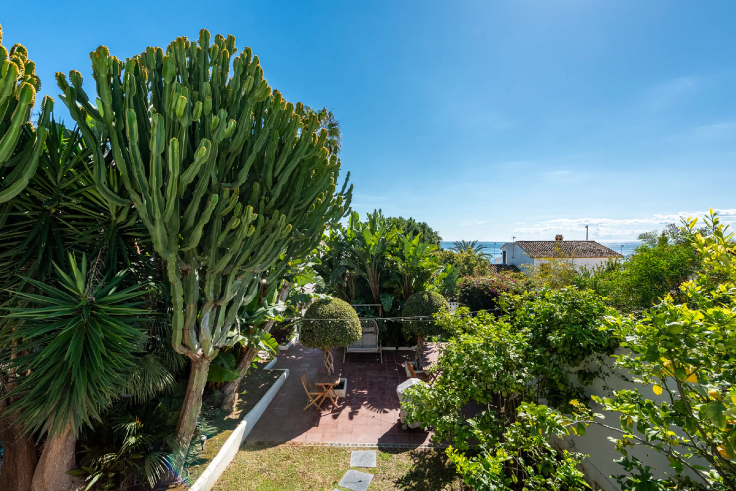 Enjoy open views to the Mediterranean, a short walk to the sea, and the freedom to rent part or all of the villa — with tourist license already in place. This is a spacious villa in Marbella East that offers flexibility, rental income, and long-term poten
