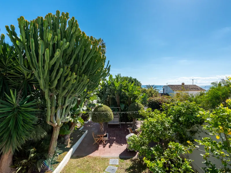 Enjoy open views to the Mediterranean, a short walk to the sea, and the freedom to rent part or all of the villa — with tourist license already in place. This is a spacious villa in Marbella East that offers flexibility, rental income, and long-term poten