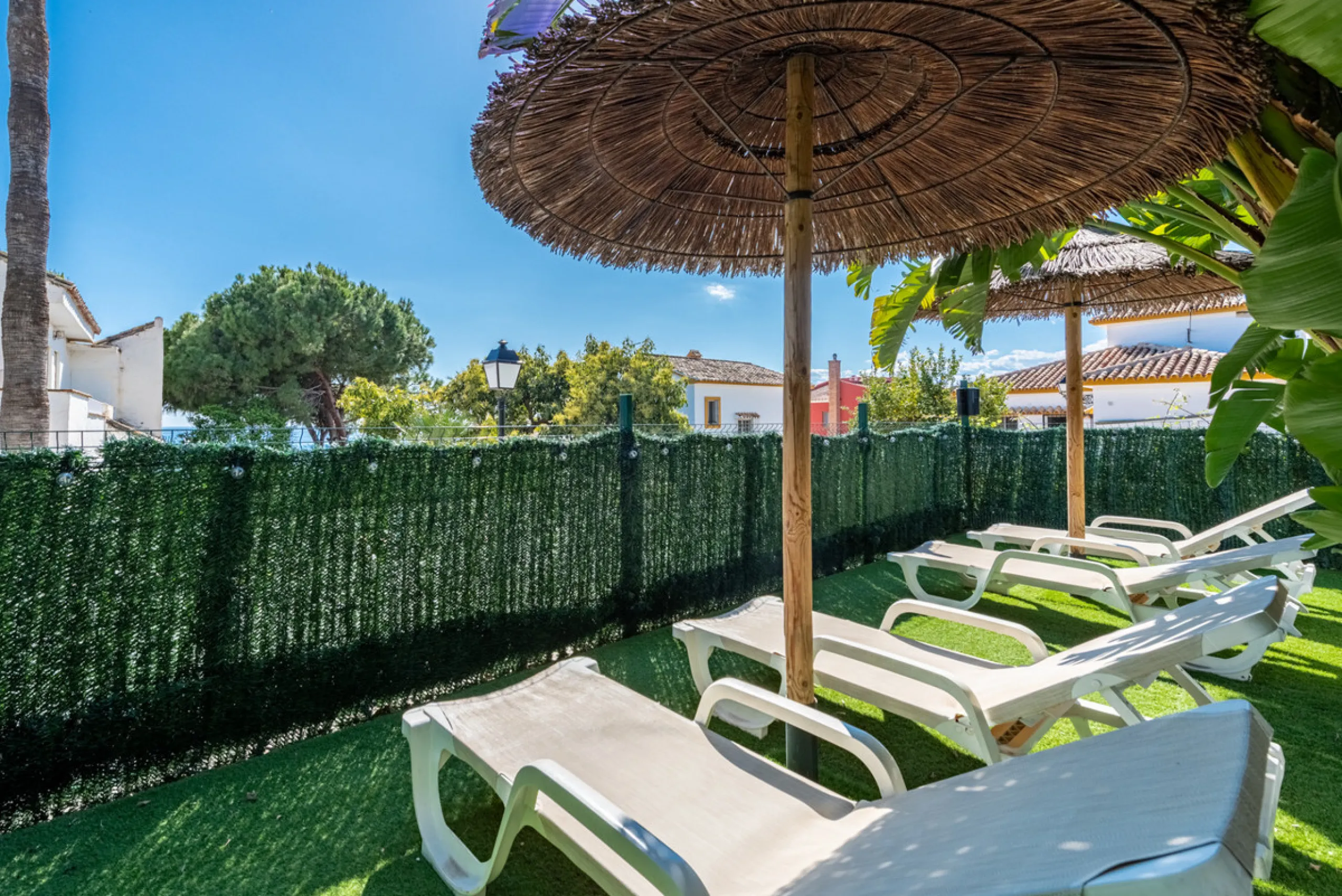 Enjoy open views to the Mediterranean, a short walk to the sea, and the freedom to rent part or all of the villa — with tourist license already in place. This is a spacious villa in Marbella East that offers flexibility, rental income, and long-term poten
