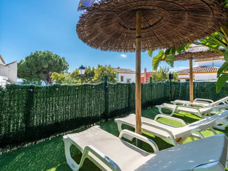 Enjoy open views to the Mediterranean, a short walk to the sea, and the freedom to rent part or all of the villa — with tourist license already in place. This is a spacious villa in Marbella East that offers flexibility, rental income, and long-term poten