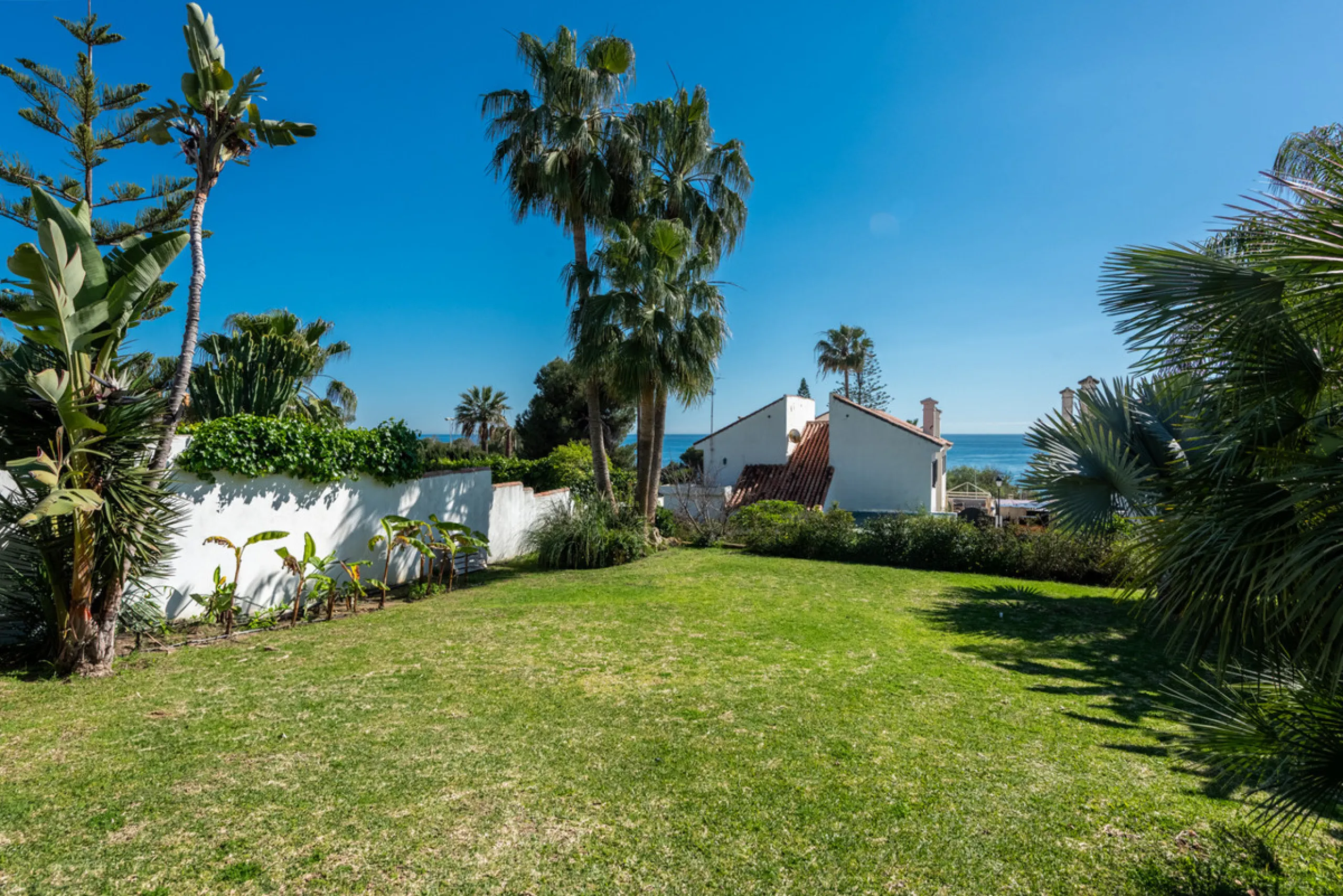 Enjoy open views to the Mediterranean, a short walk to the sea, and the freedom to rent part or all of the villa — with tourist license already in place. This is a spacious villa in Marbella East that offers flexibility, rental income, and long-term poten