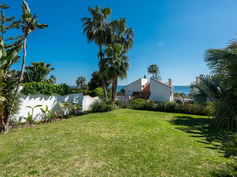 Enjoy open views to the Mediterranean, a short walk to the sea, and the freedom to rent part or all of the villa — with tourist license already in place. This is a spacious villa in Marbella East that offers flexibility, rental income, and long-term poten
