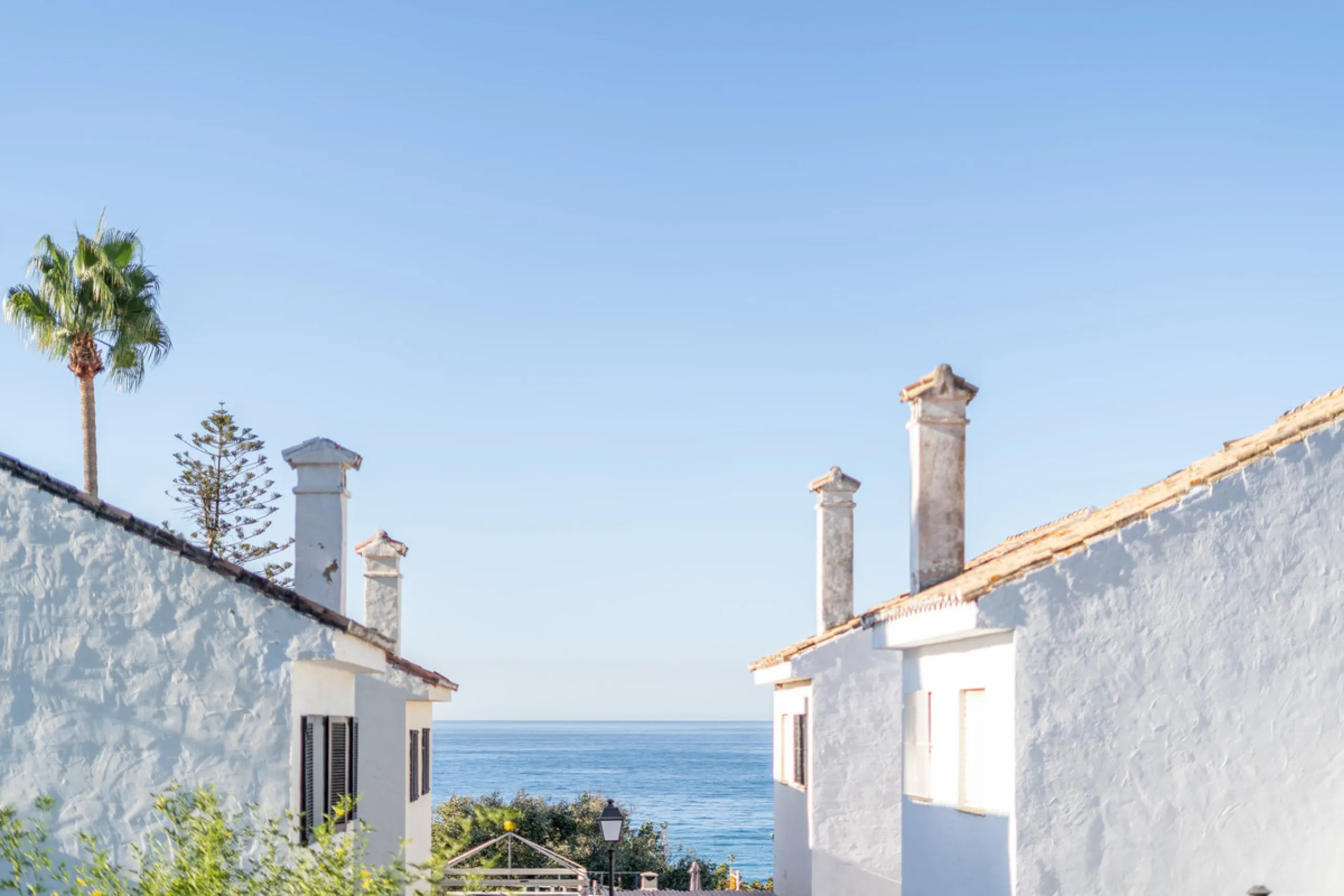 Enjoy open views to the Mediterranean, a short walk to the sea, and the freedom to rent part or all of the villa — with tourist license already in place. This is a spacious villa in Marbella East that offers flexibility, rental income, and long-term poten